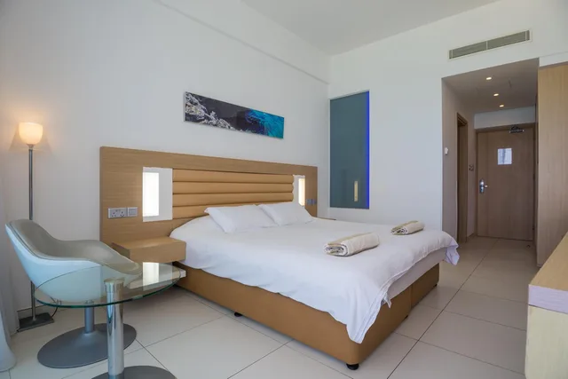غرفة قياسية بسرير فردي بإطلالة على البحر، Vrissaki Beach Hotel 5/10