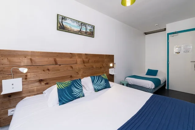 غرفة ثلاثية بسرير مزدوج وسرير فردي، CELENYA HOTEL 1/8