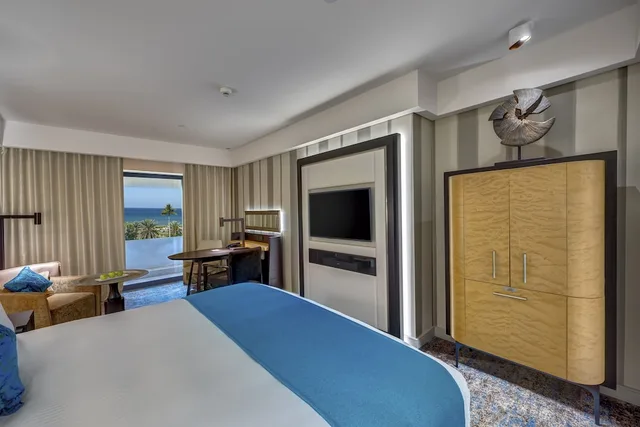 غرفة بسرير كينج بإطلالة على البحر بشرفة، InterContinental Muscat 5/10