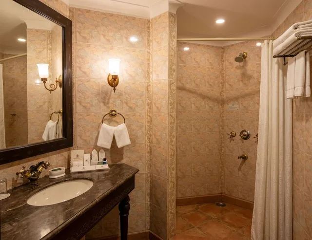 Crown, Club, Queen Bed، Noor Us Sabah Palace 3/3
