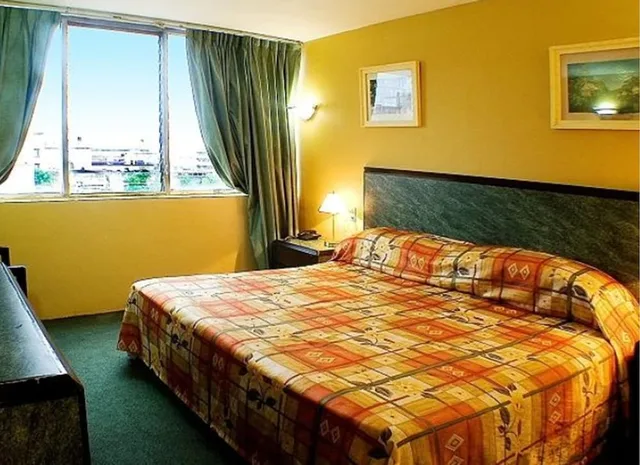 غرفة قياسية بسرير كينج، Hotel Universo Guadalajara 1/5
