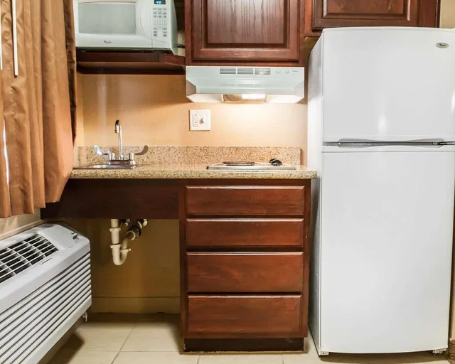 Efficiency, Queen Bed, Smoking، Suburban Studios Alamogordo 4/4