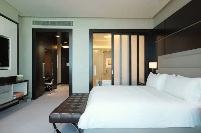 غرفة ديلوكس بسريرين منفصلين بإطلالة على المدينة، Rosewood Abu Dhabi 1/6