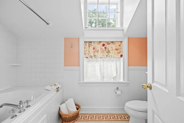 Signature, Suite, Queen Bed, Two Story, Hot Tub، The Rochester Inn, A Historic Hotel 5/6