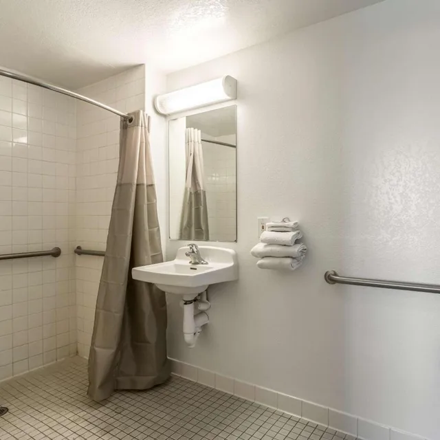1 Full Bed - Mobility Access Ri Shwr, Nsmk، Motel6 Needles, CA 5/6