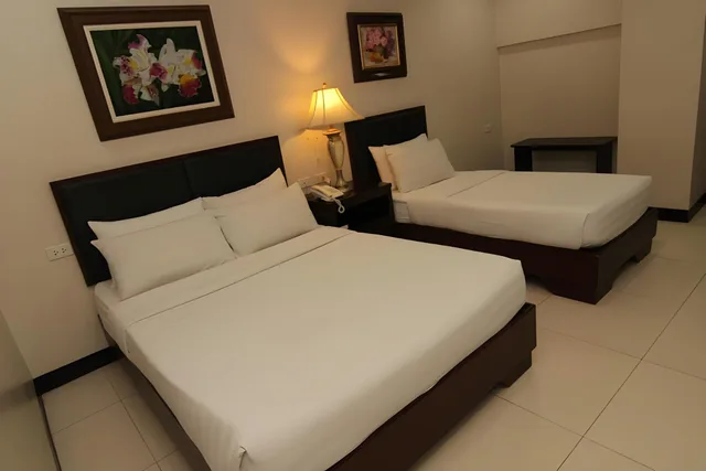 غرفة عائلية ثلاثية، Main Hotel And Suites 1/1