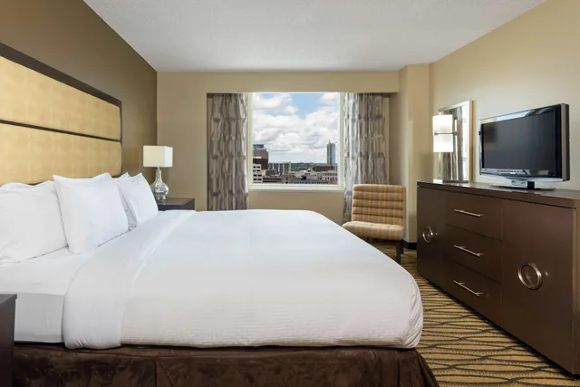 غرفة بسرير كينج بشرفة لذوي الإعاقة، DoubleTree Suites by Hilton Austin Downtown Capitol 2/8