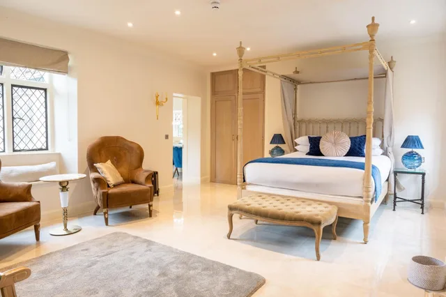 جناح، Weston Manor 2/9