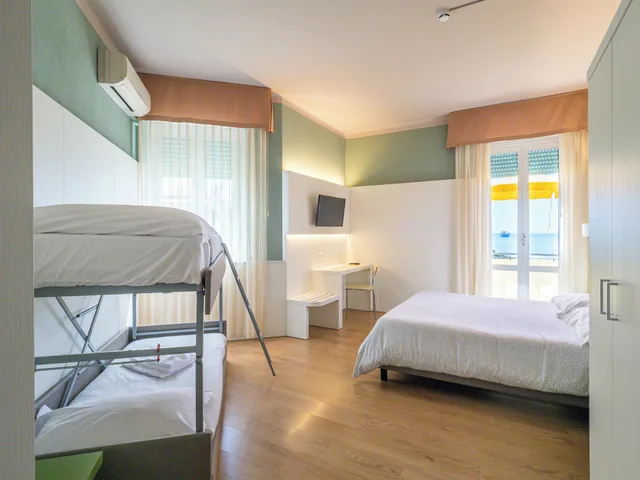 غرفة بانورامية رباعية بسرير مزدوج وسرير بطابقين بإطلالة على البحر، Il Nido Hotel 3/10