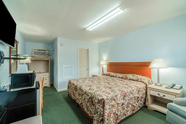 غرفة بسرير كينج للمدخنين، Hotel O Longhorn Boise City OK 1/3