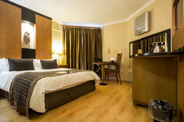 غرفة قياسية بسرير كوين، The Oasis Hotel 1/3