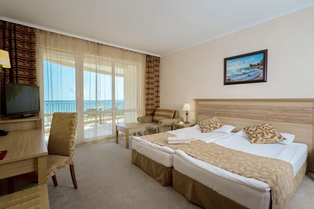 غرفة بسريرين منفصلين بإطلالة على البحر في طابق منخفض، DIT Majestic Beach Resort 7/10