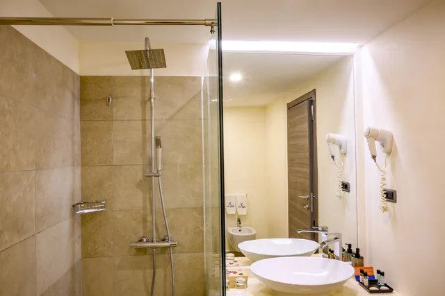 غرفة كلاسيكية رباعية بسريرين كوين، VOI Andilana Beach Resort 2/3
