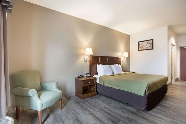 غرفة قياسية بسرير كينج، Econo Lodge Anderson, MO 2/3