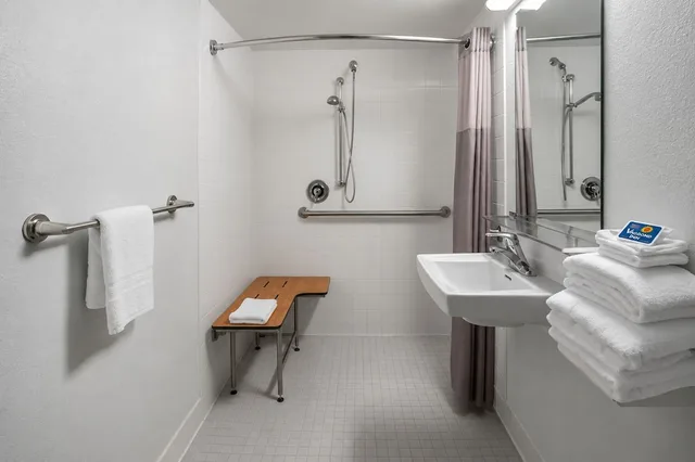 غرفة قياسية بسريرين مزدوجين لذوي الإعاقة، Motel6 Carpinteria CA Santa Barbara South 5/6