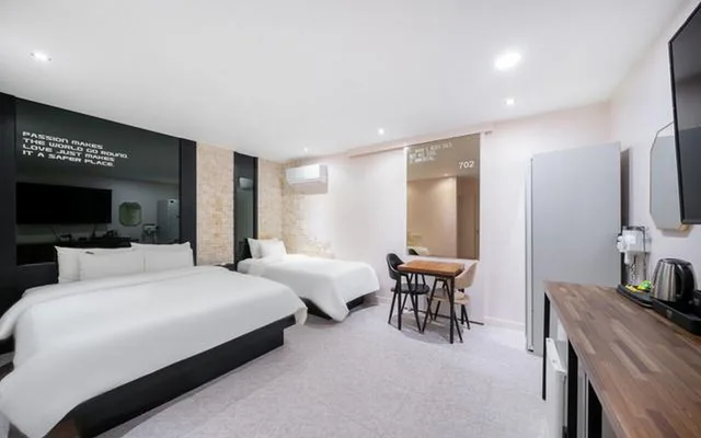 غرفة بريميوم بسريرين منفصلين وسرير مزدوج وسرير فردي، Made Hotel 1/1