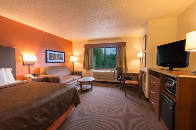 Deluxe, Queen Bed, Americinn By Wyndham Minocqua 1/4