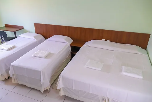 غرفة قياسية رباعية بسرير مزدوج وسريرين منفصلين، Trindade Plaza Hotel 1/3
