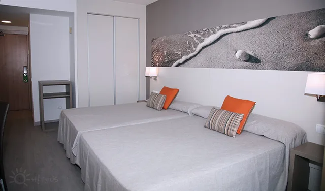 غرفة بسريرين منفصلين بشرفة، Salou Sunset by Pierre Vacances Adults Only 1/8