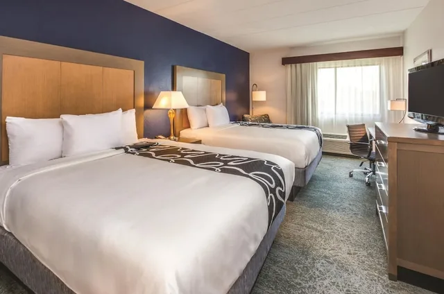 غرفة بسريرين كوين، La Quinta Inn & Suites by Wyndham Philadelphia Airport 1/4