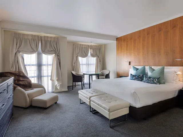 غرفة سوبيريور بسرير كينج، Sofitel Queenstown Hotel and Spa 1/2