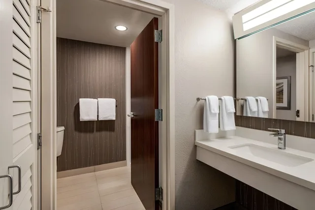 غرفة بسرير كينج بشرفة، Courtyard By Marriott Tupelo 6/10