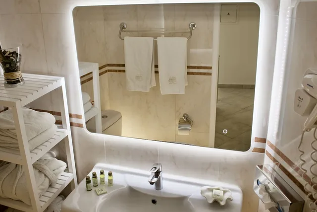 جناح جونيور بسرير مزدوج بإطلالة على البحر بحوض جاكوزي، Aeolos Art and Eco Suites - Adults Only 1/1