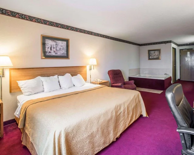 غرفة بسرير كينج، Quality Inn & Suites Caseyville - St. Louis 2/8