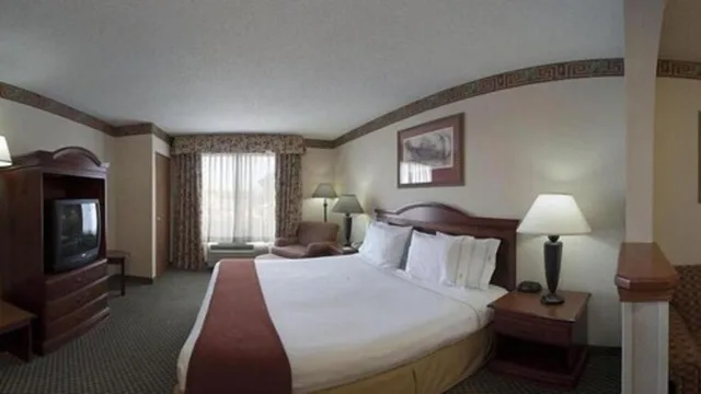 غرفة قياسية بسرير كينج لذوي الإعاقة، Holiday Inn Express Suites Forest 2/2