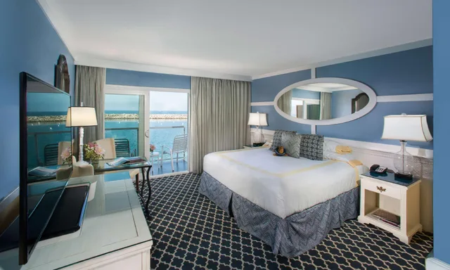 Guest Room, Deluxe, King Bed, Side Ocean View، Portofino Hotel And Marina 2/2