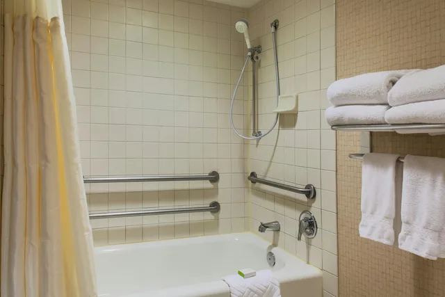 غرفة بسريرين مزدوجين بإطلالة على الجبل لذوي الإعاقة، Doubletree By Hilton Grand Junction 4/4