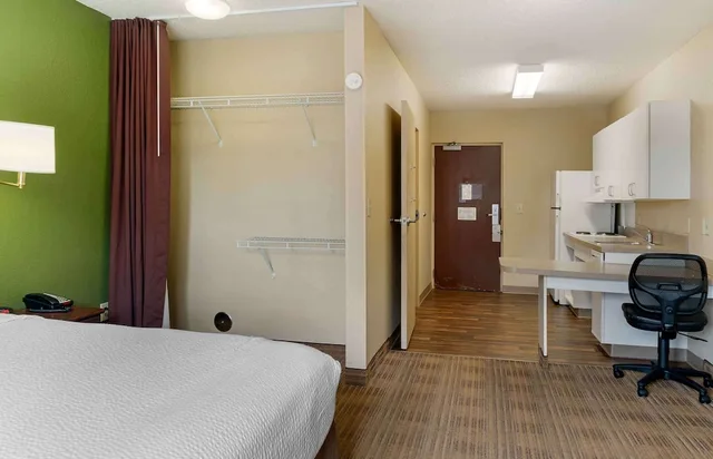 Studio, Queen Bed, Accessible, Extended Stay America - Long Island - Bethpage 6/10