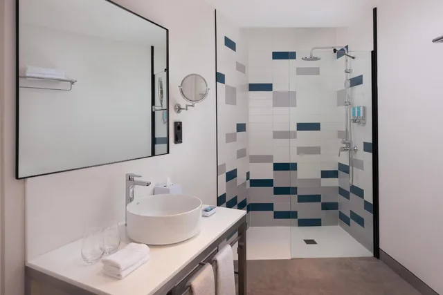 Aloft, Guest Room, Premium, King Bed, Large، Aloft Madrid Gran Via 5/7
