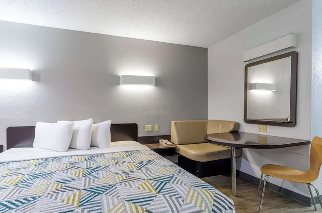 غرفة قياسية بسرير كينج لذوي الإعاقة، Motel6 Boerne, TX 4/7