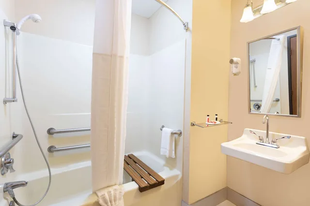 غرفة بسرير كينج لذوي الإعاقة، Clarion Pointe Harrodsburg 8/10