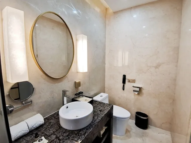 Hollywood, Twin Beds، Hundred Hotel 4/4