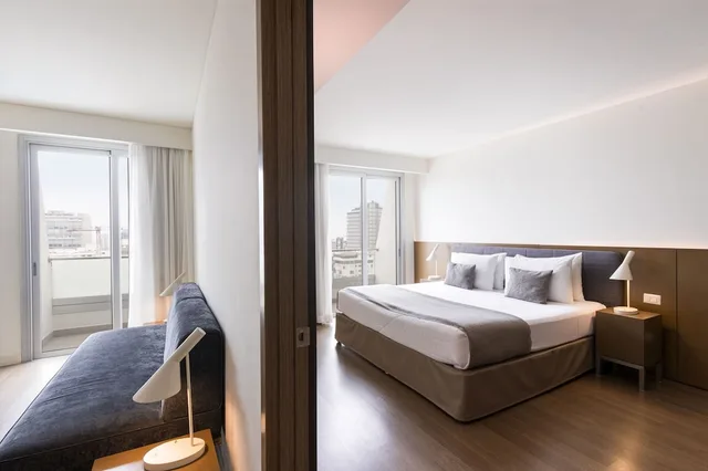 Suite, King Bed, Dazzler By Wyndham Lima San Isidro 1/2