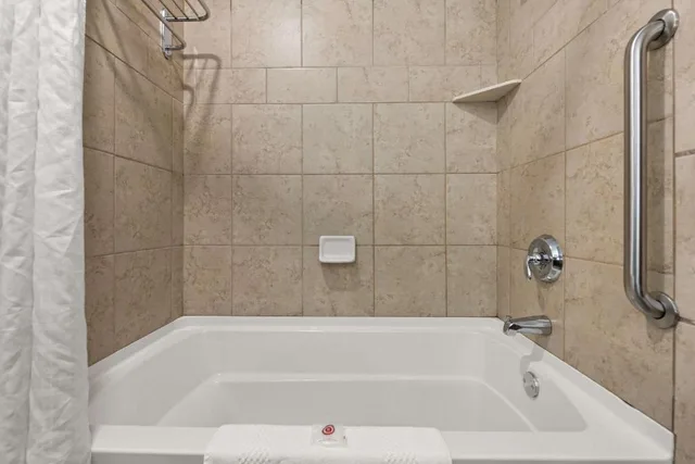 جناح بسرير كينج لذوي الإعاقة، Comfort Suites Hudson I-94 Hudson WI 6/6