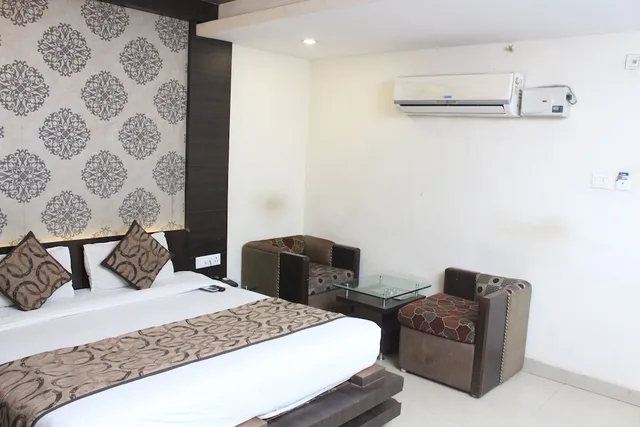 غرفة قياسية بسرير كينج للمدخنين لذوي الإعاقة، OYO Premium Allahabad Civil Lines 2/7