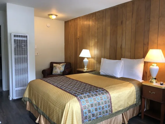 غرفة قياسية بسرير كينج، Cedar Inn & Suites 1/3