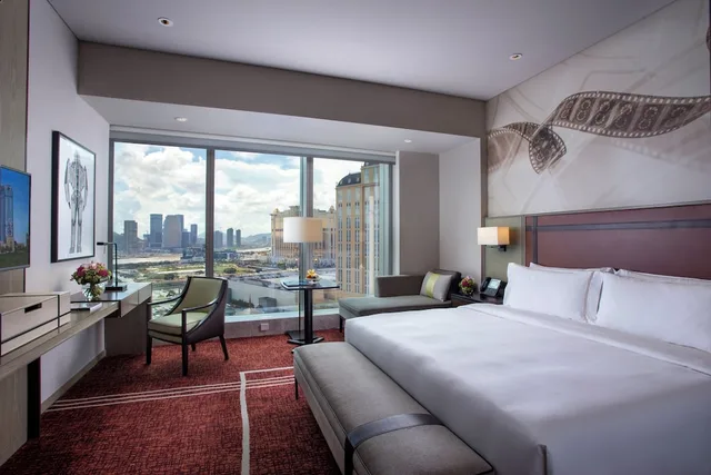 Celebrity, King Bed, with View، Studio City Macau 2/2