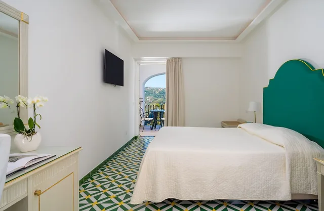 Classic, Triple, 1 Double and 1 Single Bed, Partial Sea View, La Vue D' Or 2/6