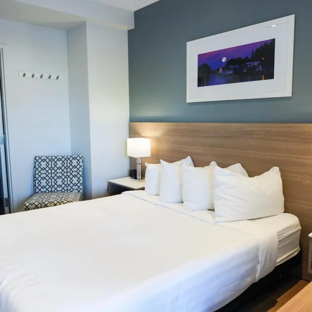 غرفة ديلوكس بسرير كوين، Colonial Hotel & Suites 1/7