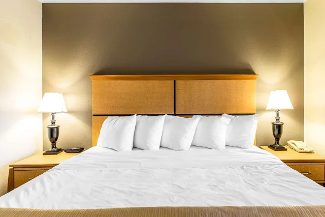 غرفة بسرير كينج لذوي الإعاقة، Quality Inn & Suites Silverthorne - Copper Mountain 1/1