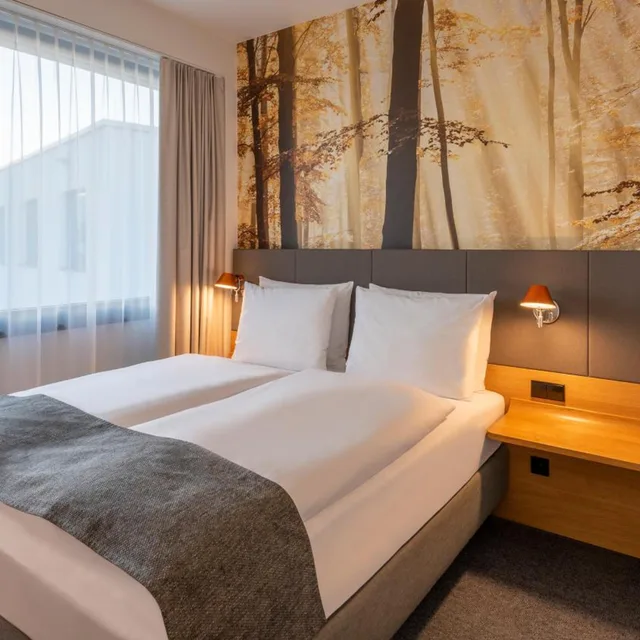 غرفة قياسية بسرير كينج وسرير كوين، Holiday Inn Munich Leuchtenbergring, an IHG Hotel 3/10