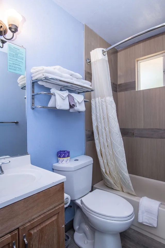 1 Bedroom, Standard, Triple, 1 Double and 2 Queen Beds، Aqua Breeze Inn 4/4