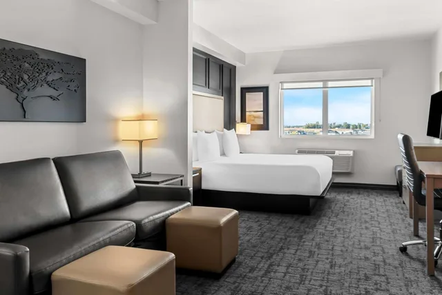 جناح بسرير كينج بمطبخ صغير، Best Western Plus Winkler 2/6