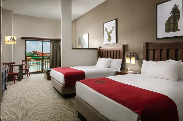 Majestic, 1 King and 2 Queen Beds, Sofa، Great Wolf Lodge Pocono Mountains, PA 1/6