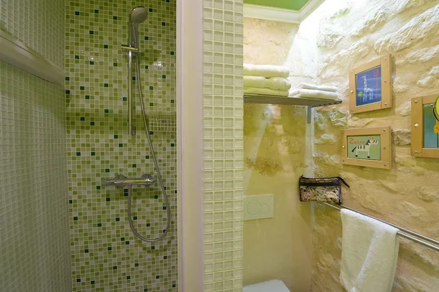 Green, Valley, Studio, Suite, 1 Double and 1 Single Bed، Les Patios Du Marais 2/2