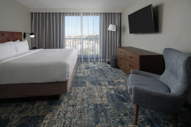 جناح تنفيذي بسرير كينج بغرفة نوم واحدة مع أريكة، Four Points by Sheraton Suites Tampa Airport Westshore 1/3